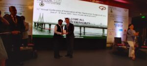 Dr Venkat honouring Dr Samuel lam Hair Transplant Surgeon usa at haircon 2020 Mumbai